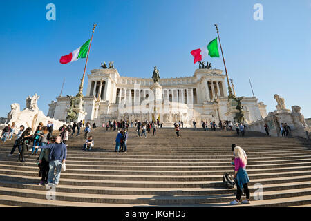 Horizontale Ansicht derjenigen, die das Treppensteigen am Vittoriano oder Victor Emanuele II Monument in Rom. Stockfoto