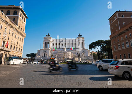 Horizontale Streetview des Vittoriano oder Victor Emanuele II Monument in Rom. Stockfoto