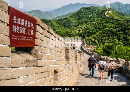 Sicherheit Warnschild in Englisch und Chinesisch an der Großen Mauer Stockfoto