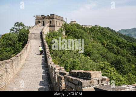 Ein einsamer Tourist gesehen zu Fuß einen Abschnitt der chinesischen Mauer Stockfoto