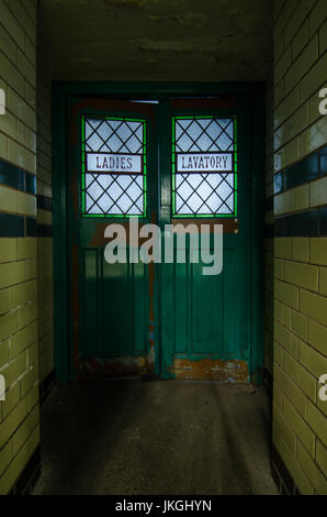 Der Heizraum an der Moseley Road Klasse II aufgeführten viktorianische Bäder in Birmingham, Großbritannien, die erstmals im Oktober 1907 eröffnet. Es gibt drei Swimmingpools, obwohl einzige noch in Betrieb ist. Die Zukunft der Bäder ist nicht sicher, da 2 der drei Pools für über eine Dekade wegen fallen in einem schlechten Zustand und der Mangel an Investitionen für die Reparatur geschlossen haben. Viele ähnliche viktorianische Bäder in Birmingham, UK wurden abgerissen und ersetzt mit neuen State-of-the-Art Einrichtungen. Stockfoto