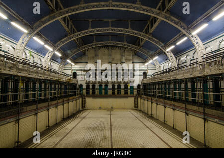 Der Heizraum an der Moseley Road Klasse II aufgeführten viktorianische Bäder in Birmingham, Großbritannien, die erstmals im Oktober 1907 eröffnet. Es gibt drei Swimmingpools, obwohl einzige noch in Betrieb ist. Die Zukunft der Bäder ist nicht sicher, da 2 der drei Pools für über eine Dekade wegen fallen in einem schlechten Zustand und der Mangel an Investitionen für die Reparatur geschlossen haben. Viele ähnliche viktorianische Bäder in Birmingham, UK wurden abgerissen und ersetzt mit neuen State-of-the-Art Einrichtungen. Stockfoto