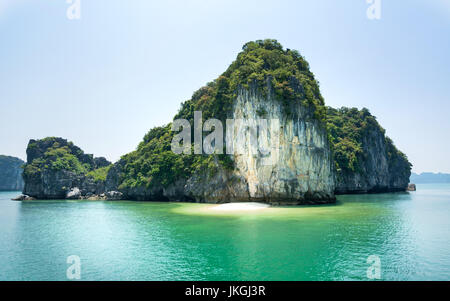 Versteckte tropisches Paradiesstrand in der Halong Bucht, Vietnam Stockfoto