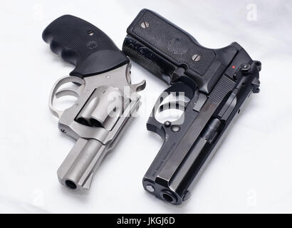 Side by side Edelstahl Revolver mit einer schwarzen Semi automatische Pistole Stockfoto