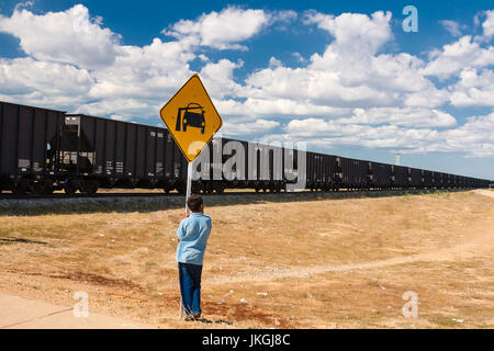 Kind, Blick auf den Cerrejon Zug Fahrt durch Guajira Wüste, Kolumbien Stockfoto