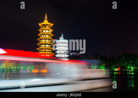 Boot vorbei kaufen Guilin Zwillingstürme in Guangxi, China. Langzeitbelichtung Stockfoto