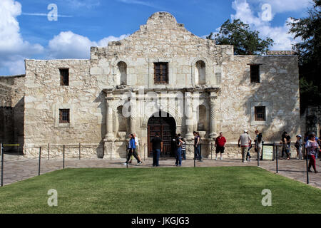 Touristen besuchen die historische Alamo in San Antonio, Texas Stockfoto
