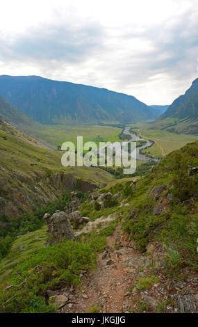 Tal des Flusses Chulyshman. Panorama des großen Umfanges. Stockfoto