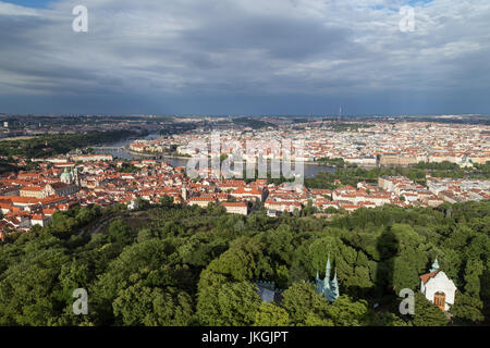 Blick auf den Petrin Hügel, Mala Strana (Kleinseite) und Alte Stadt Bezirke und darüber hinaus in Prag, Tschechische Republik, von oben. Stockfoto