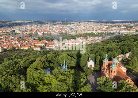 Blick auf die Kirche von St. Vavrinec (Lawrence) am Petrin Hügel, Mala Strana (Kleinseite) und Alte Stadt Bezirke und darüber hinaus in Prag von oben. Stockfoto