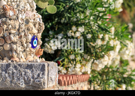 Vase mit Muschel und bösen Blick an der Wand in der Türkei Stockfoto