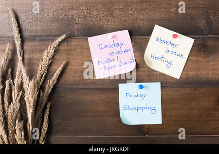Nachricht oder Zeitplan Zeit dazu auf Papier-Schuldbrief mit pins auf Vintage Holz-Hintergrund, Konzept erinnern und Gedächtnis Stockfoto