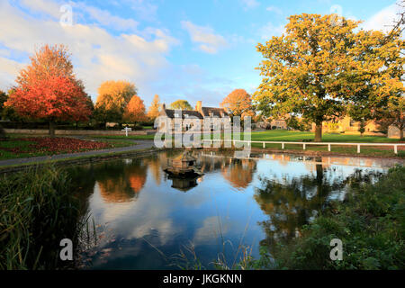 Herbst Farben über den Dorfanger bei Barrowden Dorf, Rutland County, England, UK Stockfoto