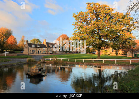 Herbst Farben über den Dorfanger bei Barrowden Dorf, Rutland County, England, UK Stockfoto