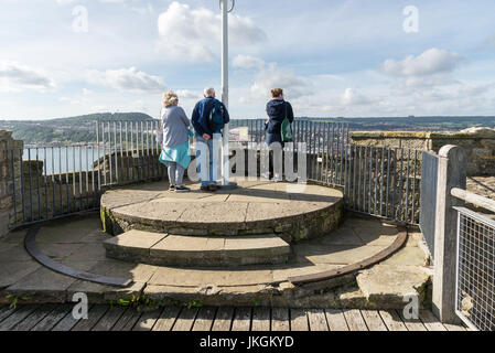 Touristen genießen die Aussicht vom Scarborough Castle von der Stadt aus. North Yorkshire, England. Stockfoto