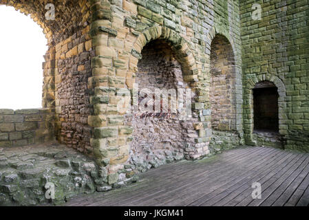 Solide Steinmauern im Bergfried Schloss Scarborough, North Yorkshire, England. Stockfoto