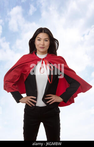 Business-Frau trägt ein Superhelden-Cape gedreht im studio Stockfoto