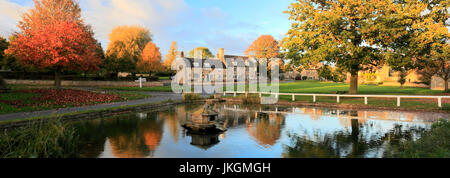 Herbst Farben über den Dorfanger bei Barrowden Dorf, Rutland County, England, UK Stockfoto