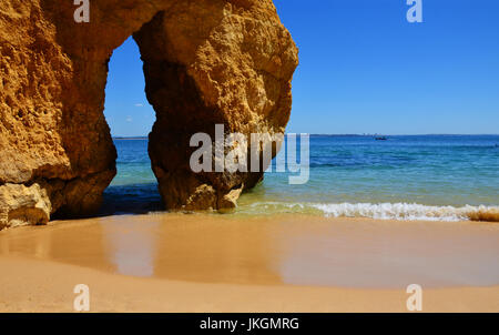 Berühmte Lücke zwischen Felsen an Camilo Strand (Praia Do Camilo) an der Algarve, Portugal mit türkisfarbenen Meer im Hintergrund Stockfoto