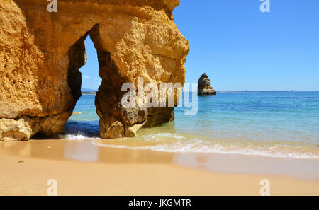 Berühmte Lücke zwischen Felsen an Camilo Strand (Praia Do Camilo) an der Algarve, Portugal mit türkisfarbenen Meer im Hintergrund Stockfoto