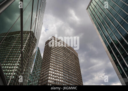 Brutalist Gebäude umgeben von neuen Stahl-Glaskonstruktionen im Zentrum von London Stockfoto