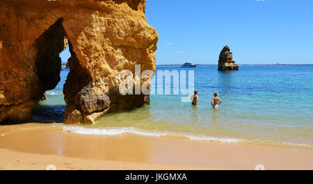 Berühmte Lücke zwischen Felsen an Camilo Strand (Praia Do Camilo) an der Algarve, Portugal mit türkisfarbenen Meer im Hintergrund Stockfoto