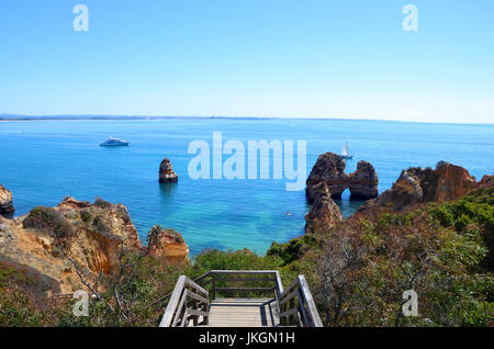 Holztreppen nach Praia Camilo in Algarve mit blauen Atlantik am Horizont Stockfoto