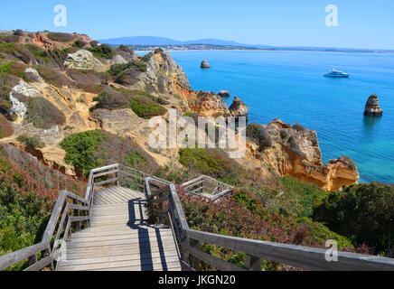 Holztreppen nach Praia Camilo in Algarve mit blauen Atlantik am Horizont Stockfoto