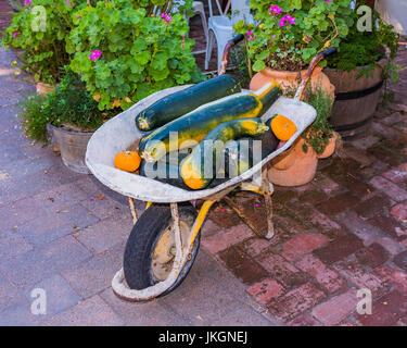 Squash in einer Schubkarre vor einem Geschäft in Hahndorf, South Australia Stockfoto