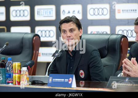 SHENZHEN, CHINA-22 Juli: AC Milan-Trainer Vincenzo Montella spricht bei Post-Match-Pressekonferenz. Bayern München Vs AC Mailand International Champions Cup Stockfoto