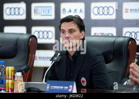 SHENZHEN, CHINA-22 Juli: AC Milan-Trainer Vincenzo Montella spricht bei Post-Match-Pressekonferenz. Bayern München Vs AC Mailand International Champions Cup Stockfoto