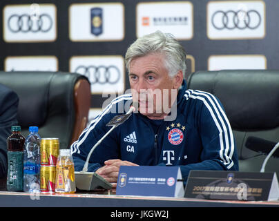 SHENZHEN, CHINA - 22 Juli: FC Bayern Munich Coach Carlo Ancelotti spricht bei der Post Spiel Pressekonferenz-FC Bayern München Vs AC Mailand International C Stockfoto