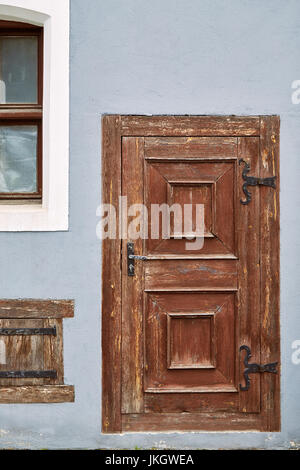Alte braune Holztüren in der Altstadt von Vilnius Stockfoto
