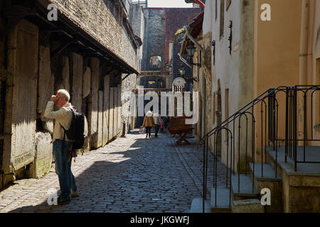 Die älteste Straße in Tallinn - St. Katharinen Gasse, mit Touristen an einem sonnigen Tag Stockfoto