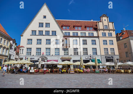 Sommer-Cafés und ein Gebäude in der Tallinner Rathausplatz an einem sonnigen Sommertag Stockfoto