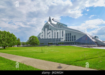 Das Gebäude der nationalen Bibliothek von Lettland in Riga an einem sonnigen Sommertag Stockfoto