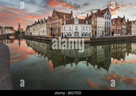 Landschaft mit Wasserkanal in Brügge, "Venedig des Nordens", Stadtbild von Flandern, Belgien. Stockfoto