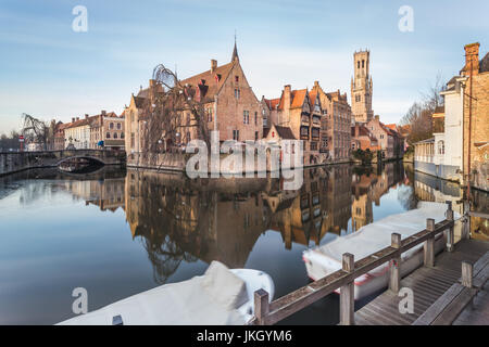 Landschaft mit Wasserkanal in Brügge, "Venedig des Nordens", Stadtbild von Flandern, Belgien. Stockfoto