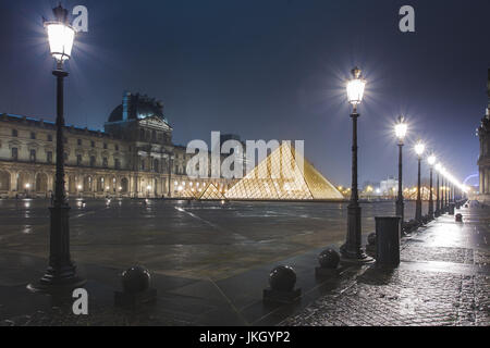 Blick auf das Louvre-Museum und die Pyramide, Paris, Frankreich Stockfoto