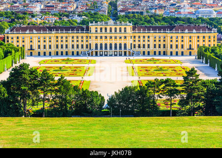 Wien, Österreich - 28. Juni 2017: Schloss Schönbrunn mit Gärten. Die ehemalige kaiserliche Sommerresidenz ist ein UNESCO-Weltkulturerbe. Stockfoto