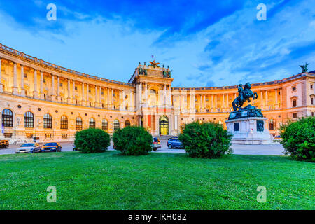 Wien, Österreich. Hofburg Imperial Palace in der Dämmerung. Stockfoto