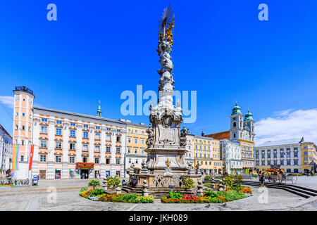 Linz, Österreich. Dreifaltigkeitssäule auf dem Hauptplatz (Hauptplatz). Stockfoto