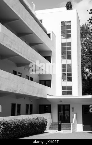 Die 1930er Jahre Bauhaus modernistischen Isokon Apartment Gebäude, entworfen von Wells Coates beeinflusst, in Hampstead, London. Schwarz und Weiß. Stockfoto