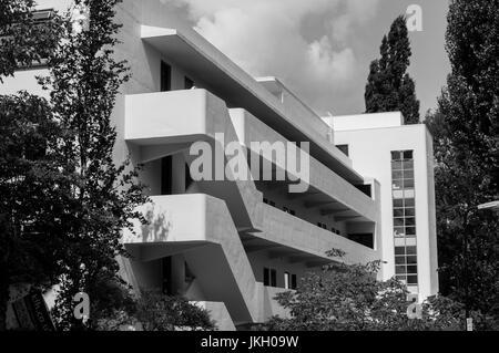 Die Bauhaus beeinflusst 1930s modernistischen Isokon Apartment Gebäude, entworfen von Wells Coates, in Hampstead, London. Schwarz und Weiß. Stockfoto