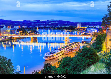 Linz, Österreich. Nibelungenbrücke über die Donau. Stockfoto