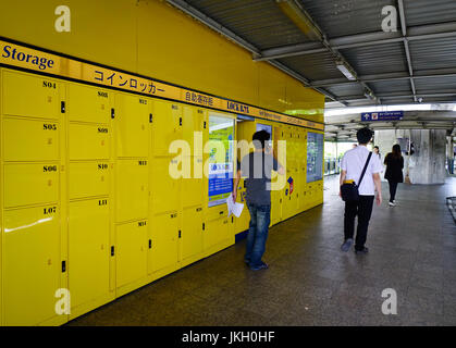Bangkok, Thailand - 17. Juni 2017. Menschen zu Fuß auf Lobby-Station in Bangkok, Thailand. Bangkok, Thailand Hauptstadt, ist eine große Stadt, die bekannt für die kunstvollen Stockfoto