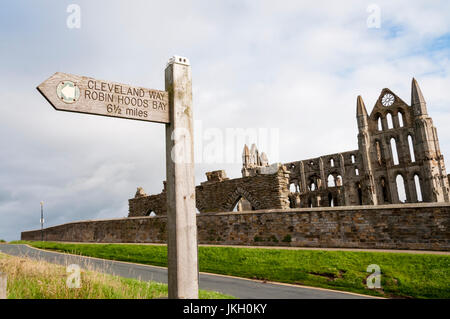 Wegweiser für den Cleveland Way Langstrecken Fußweg wie es vergeht Whitby Abbey. Stockfoto