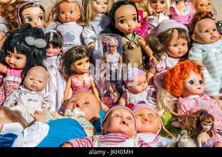 Spielzeug Puppen Marktstand auf einem Flohmarkt Stockfoto