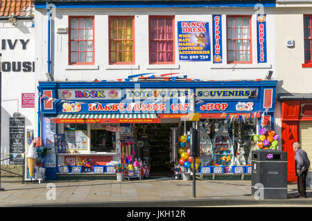 Harbourside Geschenkeladen in Scarborough, Strandspielzeug, Felsen und Souvenirs zu verkaufen. Stockfoto
