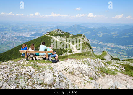 Blick vom Salzburger Hochthron, Geiereck Berggipfel, das Restaurant Hochalm und Salzachtal, Grödig, Salzburg-Umgebung, Österreich Stockfoto